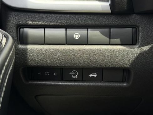 Used 2025 Nissan Rogue SV FWD image 21