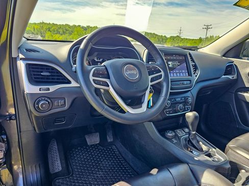 Certified 2022 Jeep Cherokee Latitude w/ Sun & Sound Group AWD/4WD image 13