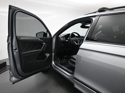 Used 2023 Volkswagen Tiguan SE R-Line FWD image 9