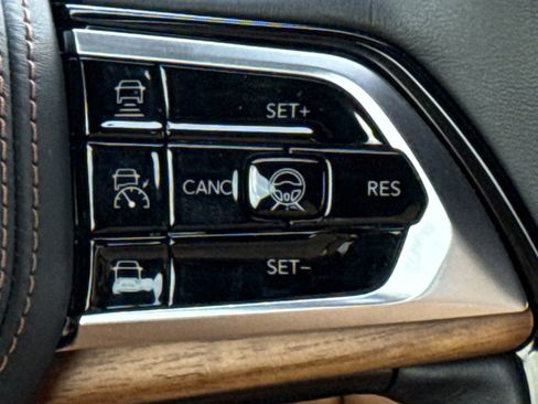 Used 2025 Jeep Grand Cherokee Summit AWD/4WD image 19