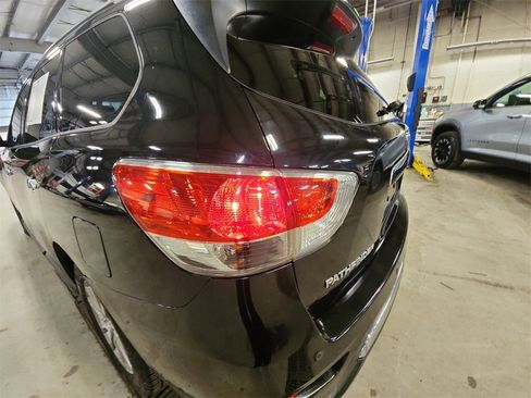 Used 2015 Nissan Pathfinder SV image 30