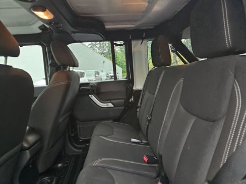 Used 2016 Jeep Wrangler Unlimited Rubicon w/ Connectivity Group AWD/4WD image 21