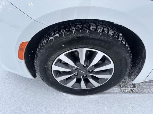 Used 2021 Chrysler Pacifica Touring-L image 10