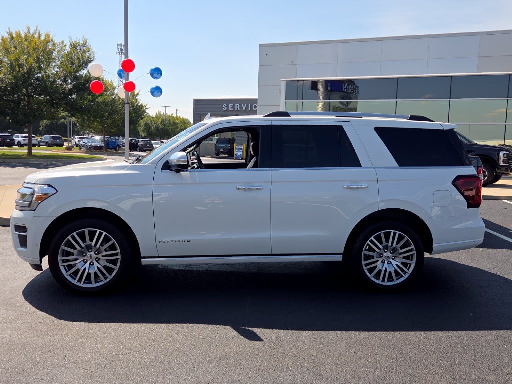 Used 2024 Ford Expedition Platinum AWD/4WD image 2