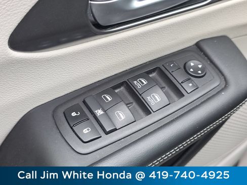 Used 2024 Chrysler Pacifica Touring-L FWD image 16