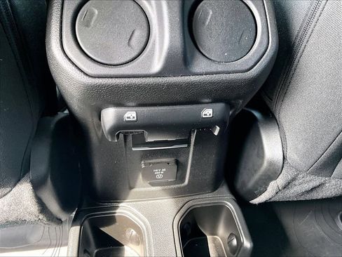 Used 2023 Jeep Gladiator Rubicon w/ Cold Weather Group image 27