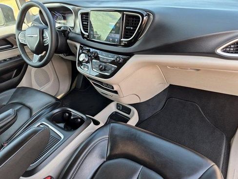 Used 2023 Chrysler Pacifica Touring-L FWD image 27
