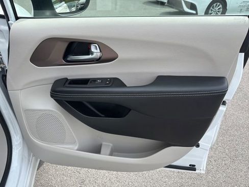 Used 2022 Chrysler Voyager LX image 14