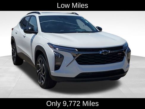 Used 2025 Chevrolet Trax RS w/ Sunroof Package FWD image 2