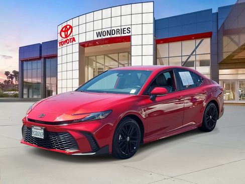 Used 2025 Toyota Camry SE w/ Convenience Package FWD image 2