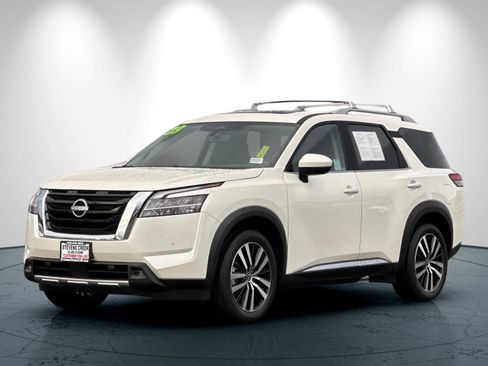 Used 2023 Nissan Pathfinder Platinum w/ Cargo Package image 8