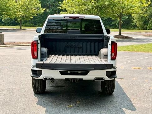 Used 2024 GMC Sierra 1500 AT4 w/ Technology Package AWD/4WD image 17