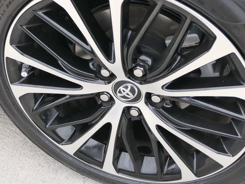 Used 2018 Toyota Camry SE image 12