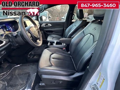 Used 2024 Chrysler Pacifica Select image 12