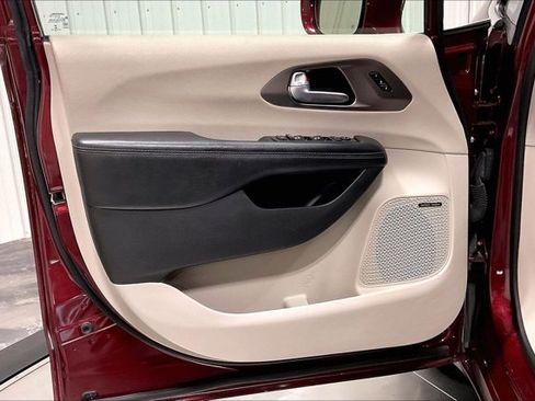 Used 2018 Chrysler Pacifica Limited FWD image 23