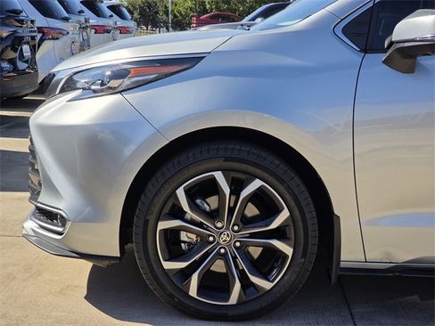 Used 2025 Toyota Sienna Platinum image 5