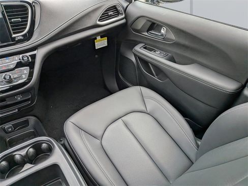 New 2026 Chrysler Pacifica Select w/ S Appearance Package image 17