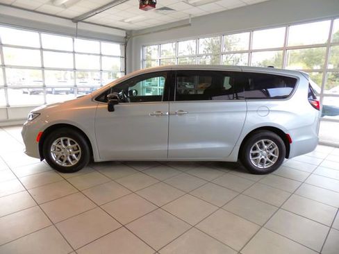 New 2026 Chrysler Pacifica Select FWD image 4