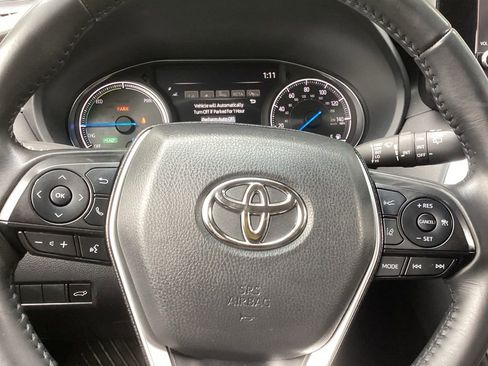 Used 2023 Toyota Venza LE image 15