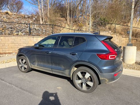 Used 2021 Volvo XC40 T5 Momentum w/ Protection Package Premier image 4