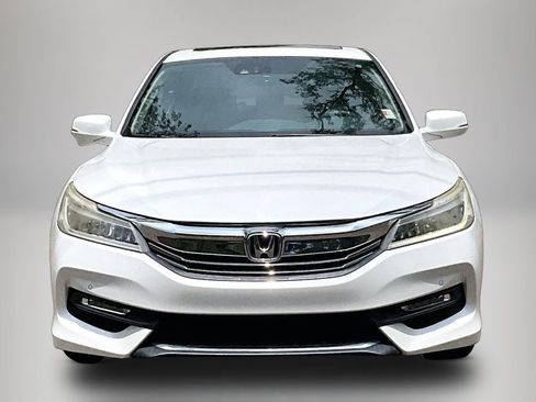 Used 2016 Honda Accord Touring image 3