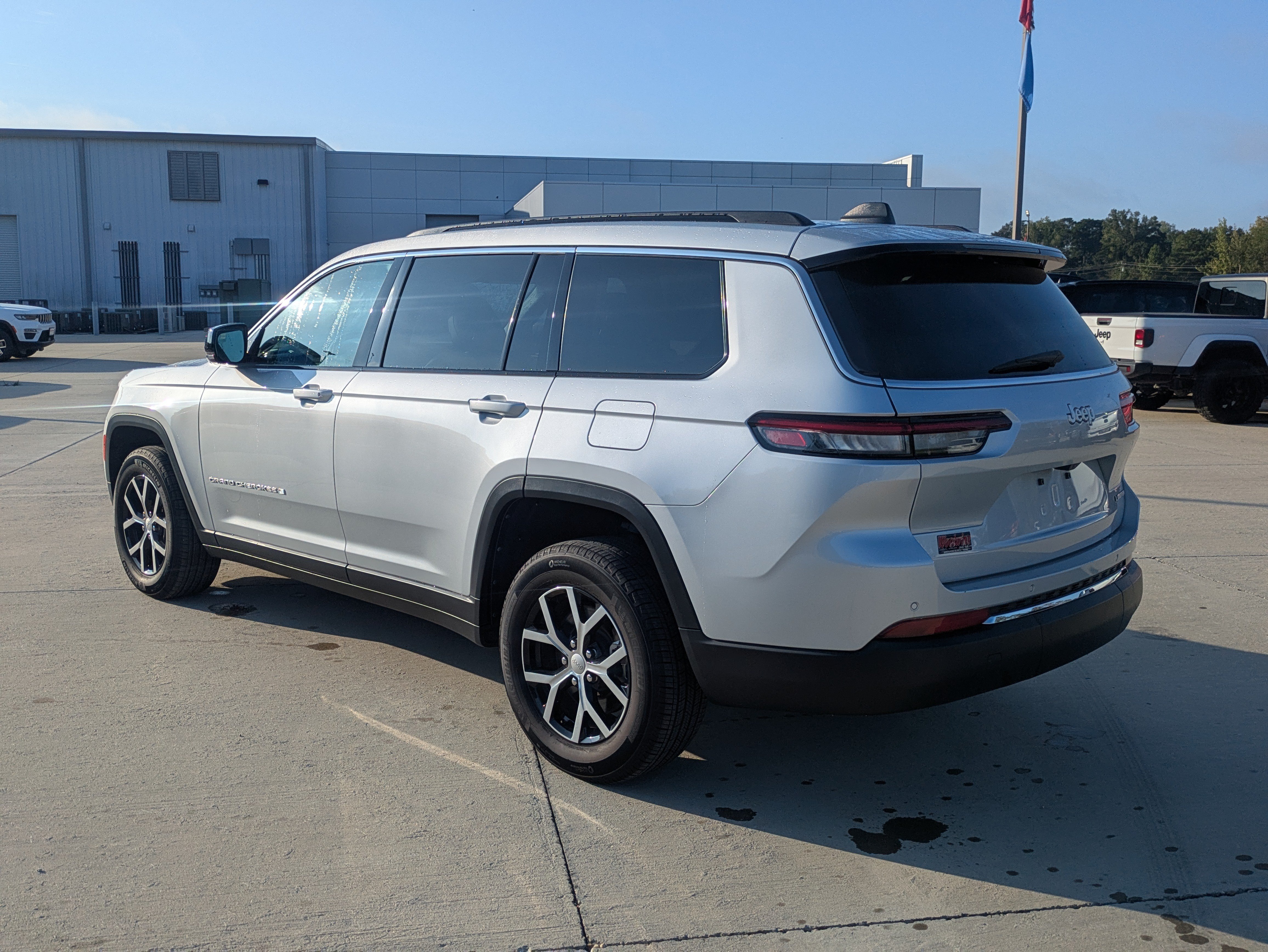 Used 2025 Jeep Grand Cherokee L Limited RWD image 3
