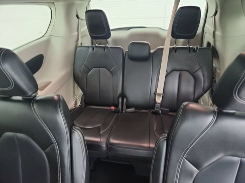 Certified 2023 Chrysler Pacifica Touring-L FWD image 35