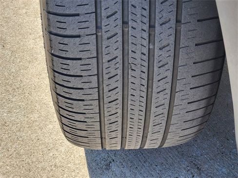 Used 2024 Volkswagen Atlas SE w/ Black Wheel Package image 11