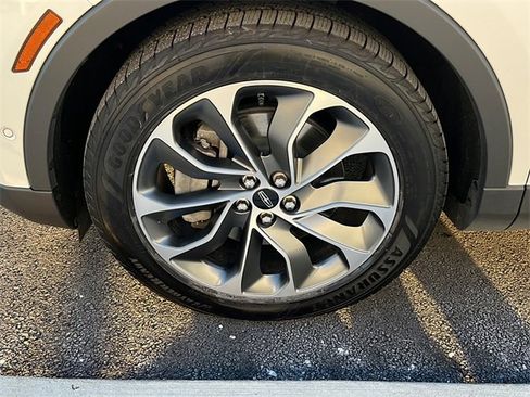 Used 2022 Lincoln Nautilus Reserve w/ Equipment Group 201A image 5