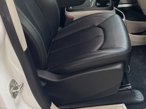 Used 2024 Chrysler Pacifica Touring-L image 33