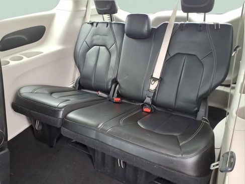 Used 2023 Chrysler Pacifica Touring-L FWD image 22