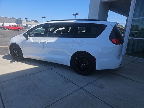 Used 2025 Chrysler Pacifica Limited FWD image 6