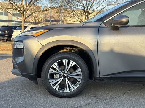 Used 2022 Nissan Rogue SV image 9