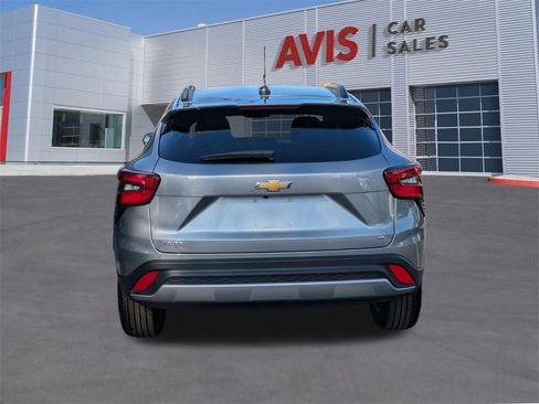 Used 2025 Chevrolet Trax LT w/ LT Convenience Package image 7