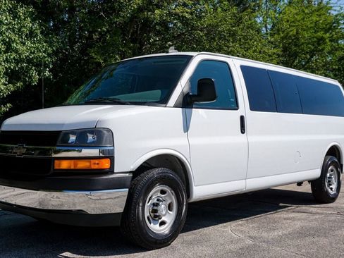 Used 2017 Chevrolet Express 3500 LT w/ LT Preferred Equipment Group RWD image 3