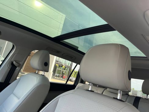 Used 2021 Volkswagen Tiguan SE w/ Panoramic Sunroof Package FWD image 34