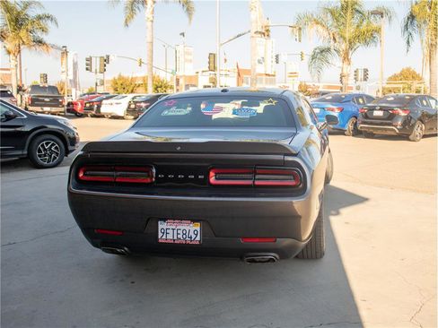 Used 2019 Dodge Challenger SXT image 9