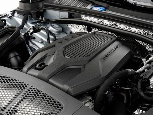 Certified 2025 Porsche Macan AWD/4WD image 28