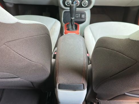 Used 2016 Jeep Renegade Latitude w/ Safety & Security Group FWD image 27