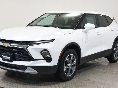 Used 2025 Chevrolet Blazer LT AWD/4WD image 9