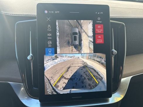 Certified 2025 Volvo XC90 B6 Plus image 23