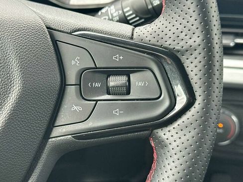 Used 2025 Chevrolet Trax RS w/ Sunroof Package FWD image 27
