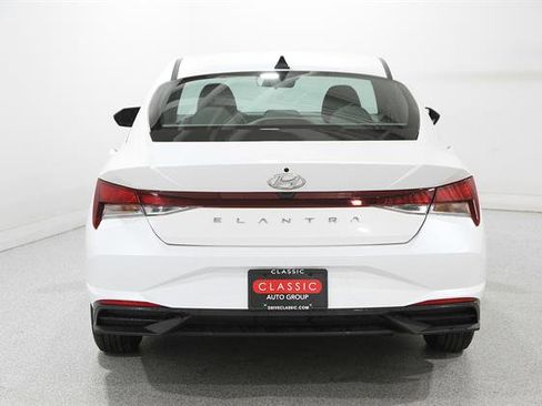 Used 2022 Hyundai Elantra SE image 18