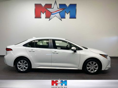 Used 2022 Toyota Corolla LE image 1