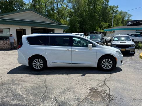 Used 2018 Chrysler Pacifica Touring-L FWD image 6
