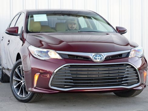 Used 2018 Toyota Avalon XLE Premium image 2