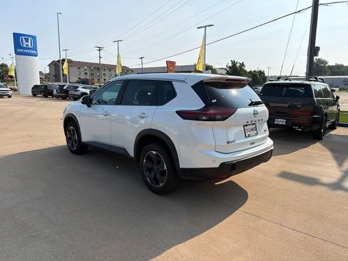 Used 2024 Nissan Rogue SV FWD image 7