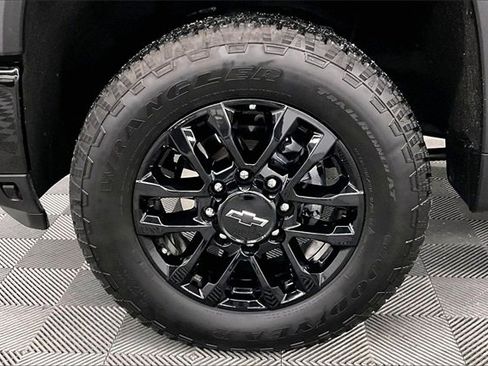 Used 2025 Chevrolet Silverado 2500 LTZ image 9