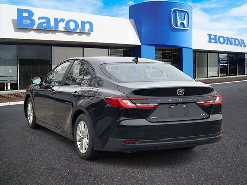 Used 2025 Toyota Camry SE FWD image 4