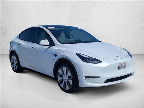 Used 2024 Tesla Model Y Long Range AWD/4WD image 3